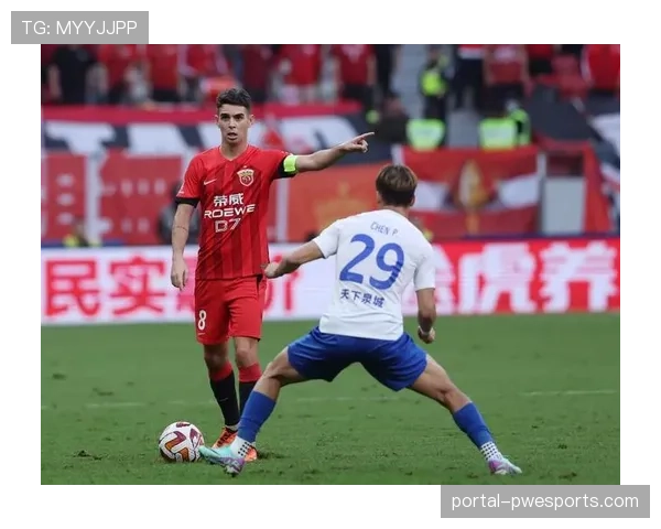 特写：定位球攻防后的转换，上海海港队员迅速落位形成防守层次，阻断对方快发